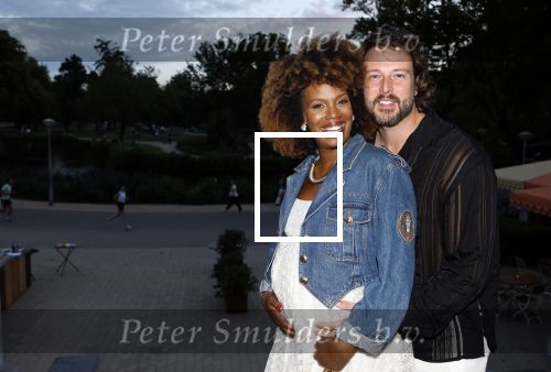 Amsterdam 26 augustus 2025
Premiere over de Grens in het vondelpark . De cast bestaat uit Manuel Broekman Jasmine Sendar Nienke Plas Vincent Banic en Elisabeth Puglia. Jasmine Sendar Zwanger . Ze kwam met partner Justin