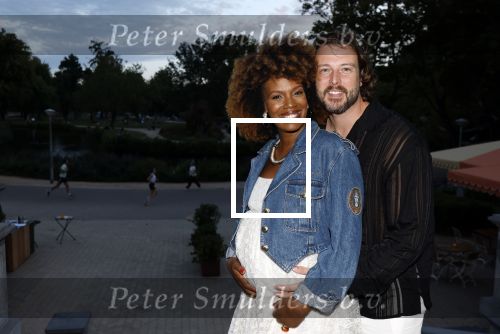 Amsterdam 26 augustus 2025
Premiere over de Grens in het vondelpark . De cast bestaat uit Manuel Broekman Jasmine Sendar Nienke Plas Vincent Banic en Elisabeth Puglia. Jasmine Sendar Zwanger . Ze kwam met partner Justin