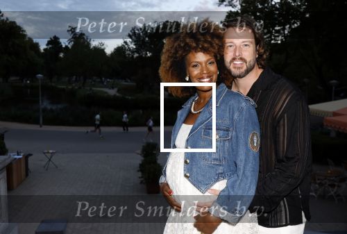 Amsterdam 26 augustus 2025
Premiere over de Grens in het vondelpark . De cast bestaat uit Manuel Broekman Jasmine Sendar Nienke Plas Vincent Banic en Elisabeth Puglia. Jasmine Sendar Zwanger . Ze kwam met partner Justin