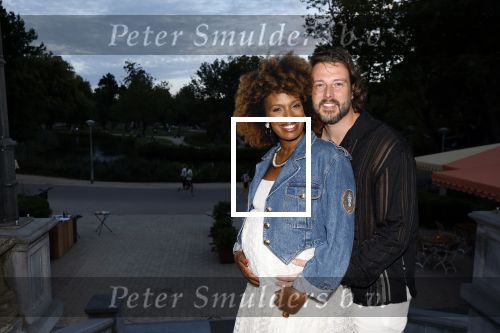 Amsterdam 26 augustus 2025
Premiere over de Grens in het vondelpark . De cast bestaat uit Manuel Broekman Jasmine Sendar Nienke Plas Vincent Banic en Elisabeth Puglia. Jasmine Sendar Zwanger . Ze kwam met partner Justin
