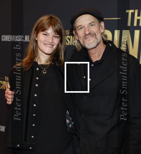 Amsterdam 12 september 2025
Uitreiking Cinemusic Rembrandt Oeuvre Award - tijdens The Night Of Cinemusic in het Concertgebouw. Jeroen Krabbe krijgt Ouvre prijs uit handen van Rene Mioch . Jasper Krabbe met zijn dochter