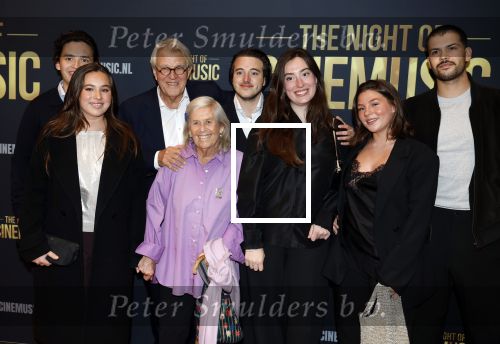 Amsterdam 12 september 2025
Uitreiking Cinemusic Rembrandt Oeuvre Award - tijdens The Night Of Cinemusic in het Concertgebouw. Jeroen Krabbe krijgt Ouvre prijs uit handen van Rene Mioch .  Jeroen Krabbe met zijn vrouw Herma en hun kleinkinderen