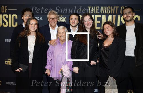 Amsterdam 12 september 2025
Uitreiking Cinemusic Rembrandt Oeuvre Award - tijdens The Night Of Cinemusic in het Concertgebouw. Jeroen Krabbe krijgt Ouvre prijs uit handen van Rene Mioch .  Jeroen Krabbe met zijn vrouw Herma en hun kleinkinderen
