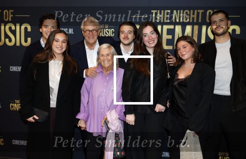 Amsterdam 12 september 2025
Uitreiking Cinemusic Rembrandt Oeuvre Award - tijdens The Night Of Cinemusic in het Concertgebouw. Jeroen Krabbe krijgt Ouvre prijs uit handen van Rene Mioch .  Jeroen Krabbe met zijn vrouw Herma en hun kleinkinderen
