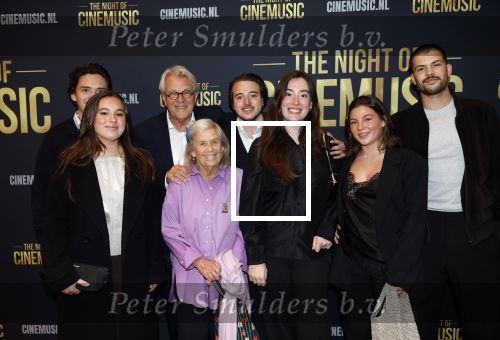 Amsterdam 12 september 2025
Uitreiking Cinemusic Rembrandt Oeuvre Award - tijdens The Night Of Cinemusic in het Concertgebouw. Jeroen Krabbe krijgt Ouvre prijs uit handen van Rene Mioch .  Jeroen Krabbe met zijn vrouw Herma en hun kleinkinderen