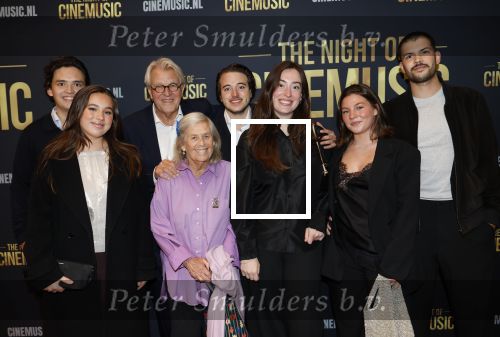 Amsterdam 12 september 2025
Uitreiking Cinemusic Rembrandt Oeuvre Award - tijdens The Night Of Cinemusic in het Concertgebouw. Jeroen Krabbe krijgt Ouvre prijs uit handen van Rene Mioch .  Jeroen Krabbe met zijn vrouw Herma en hun kleinkinderen