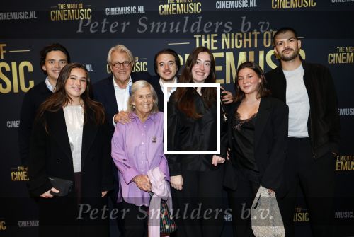Amsterdam 12 september 2025
Uitreiking Cinemusic Rembrandt Oeuvre Award - tijdens The Night Of Cinemusic in het Concertgebouw. Jeroen Krabbe krijgt Ouvre prijs uit handen van Rene Mioch .  Jeroen Krabbe met zijn vrouw Herma en hun kleinkinderen