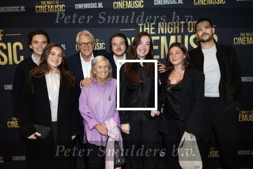 Amsterdam 12 september 2025
Uitreiking Cinemusic Rembrandt Oeuvre Award - tijdens The Night Of Cinemusic in het Concertgebouw. Jeroen Krabbe krijgt Ouvre prijs uit handen van Rene Mioch .  Jeroen Krabbe met zijn vrouw Herma en hun kleinkinderen