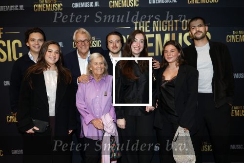 Amsterdam 12 september 2025
Uitreiking Cinemusic Rembrandt Oeuvre Award - tijdens The Night Of Cinemusic in het Concertgebouw. Jeroen Krabbe krijgt Ouvre prijs uit handen van Rene Mioch .  Jeroen Krabbe met zijn vrouw Herma en hun kleinkinderen