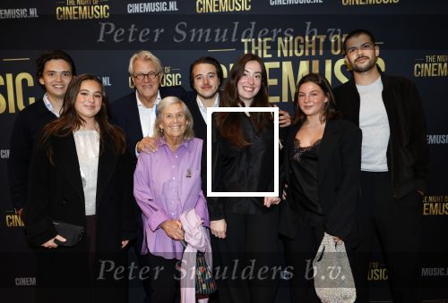 Amsterdam 12 september 2025
Uitreiking Cinemusic Rembrandt Oeuvre Award - tijdens The Night Of Cinemusic in het Concertgebouw. Jeroen Krabbe krijgt Ouvre prijs uit handen van Rene Mioch .  Jeroen Krabbe met zijn vrouw Herma en hun kleinkinderen