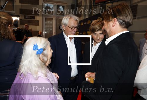 Amsterdam 12 september 2025
Uitreiking Cinemusic Rembrandt Oeuvre Award - tijdens The Night Of Cinemusic in het Concertgebouw. Jeroen Krabbe krijgt Ouvre prijs uit handen van Rene Mioch . Jeroen Krabbe met familie