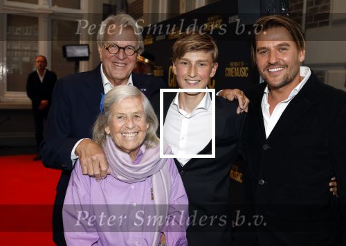 Amsterdam 12 september 2025
Uitreiking Cinemusic Rembrandt Oeuvre Award - tijdens The Night Of Cinemusic in het Concertgebouw. Jeroen Krabbe krijgt Ouvre prijs uit handen van Rene Mioch . Jeroen Krabbe met familie