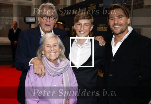 Amsterdam 12 september 2025
Uitreiking Cinemusic Rembrandt Oeuvre Award - tijdens The Night Of Cinemusic in het Concertgebouw. Jeroen Krabbe krijgt Ouvre prijs uit handen van Rene Mioch . Jeroen Krabbe met familie
