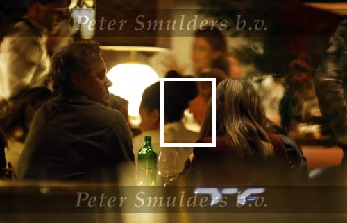 Amsterdam 11 september 2025
Linda de Mol Jeroen Rietbergen Noa Vahle Julian Vahle en zijn vriendin Chelsea Weimar zijn gezellig uitetetn in de nieuwe Hotspot van Amsterdam Restaurant Toet . Ook Ruud Gullit en zijn vriendin Karin de Rooij waren aanwezig .