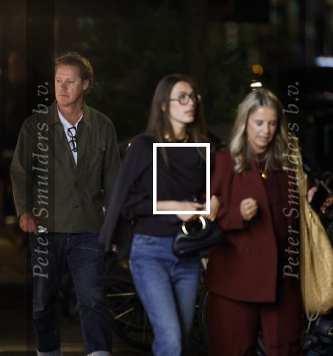 Amsterdam 11 september 2025
Linda de Mol Jeroen Rietbergen Noa Vahle Julian Vahle en zijn vriendin Chelsea Weimar zijn gezellig uitetetn in de nieuwe Hotspot van Amsterdam Restaurant Toet . Ook Ruud Gullit en zijn vriendin Karin de Rooij waren aanwezig .