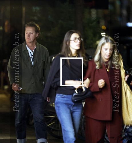 Amsterdam 11 september 2025
Linda de Mol Jeroen Rietbergen Noa Vahle Julian Vahle en zijn vriendin Chelsea Weimar zijn gezellig uitetetn in de nieuwe Hotspot van Amsterdam Restaurant Toet . Ook Ruud Gullit en zijn vriendin Karin de Rooij waren aanwezig .