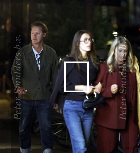 Amsterdam 11 september 2025
Linda de Mol Jeroen Rietbergen Noa Vahle Julian Vahle en zijn vriendin Chelsea Weimar zijn gezellig uitetetn in de nieuwe Hotspot van Amsterdam Restaurant Toet . Ook Ruud Gullit en zijn vriendin Karin de Rooij waren aanwezig .