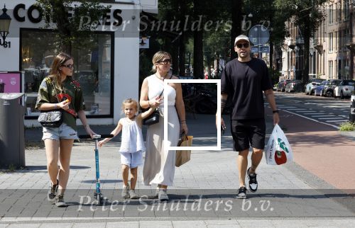 Amsterdam 14 augustus 2025
Johnny Heitinga met zijn vrouw Charlotte en hun dochters  Jezebel en Rixo op straat in Amsterdam zuid.