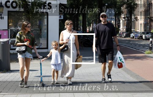 Amsterdam 14 augustus 2025
Johnny Heitinga met zijn vrouw Charlotte en hun dochters  Jezebel en Rixo op straat in Amsterdam zuid.