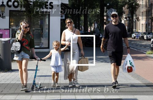 Amsterdam 14 augustus 2025
Johnny Heitinga met zijn vrouw Charlotte en hun dochters  Jezebel en Rixo op straat in Amsterdam zuid.
