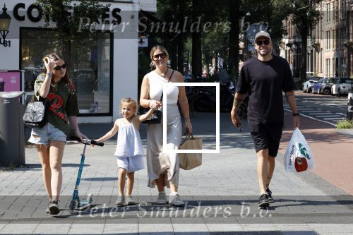 Amsterdam 14 augustus 2025
Johnny Heitinga met zijn vrouw Charlotte en hun dochters  Jezebel en Rixo op straat in Amsterdam zuid.