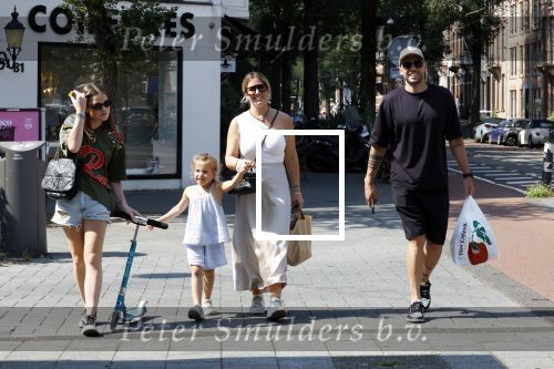 Amsterdam 14 augustus 2025
Johnny Heitinga met zijn vrouw Charlotte en hun dochters  Jezebel en Rixo op straat in Amsterdam zuid.