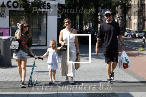 Amsterdam 14 augustus 2025
Johnny Heitinga met zijn vrouw Charlotte en hun dochters  Jezebel en Rixo op straat in Amsterdam zuid.