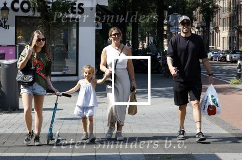 Amsterdam 14 augustus 2025
Johnny Heitinga met zijn vrouw Charlotte en hun dochters  Jezebel en Rixo op straat in Amsterdam zuid.