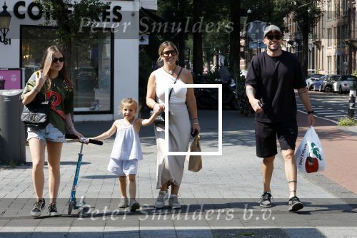 Amsterdam 14 augustus 2025
Johnny Heitinga met zijn vrouw Charlotte en hun dochters  Jezebel en Rixo op straat in Amsterdam zuid.