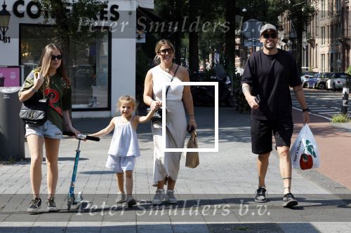 Amsterdam 14 augustus 2025
Johnny Heitinga met zijn vrouw Charlotte en hun dochters  Jezebel en Rixo op straat in Amsterdam zuid.