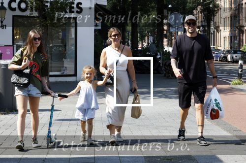 Amsterdam 14 augustus 2025
Johnny Heitinga met zijn vrouw Charlotte en hun dochters  Jezebel en Rixo op straat in Amsterdam zuid.