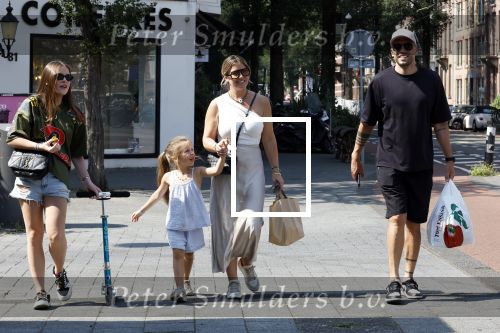 Amsterdam 14 augustus 2025
Johnny Heitinga met zijn vrouw Charlotte en hun dochters  Jezebel en Rixo op straat in Amsterdam zuid.