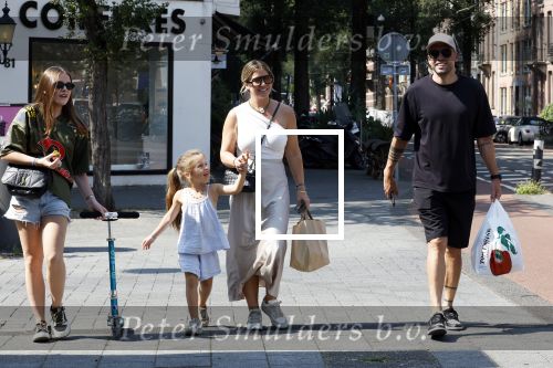 Amsterdam 14 augustus 2025
Johnny Heitinga met zijn vrouw Charlotte en hun dochters  Jezebel en Rixo op straat in Amsterdam zuid.