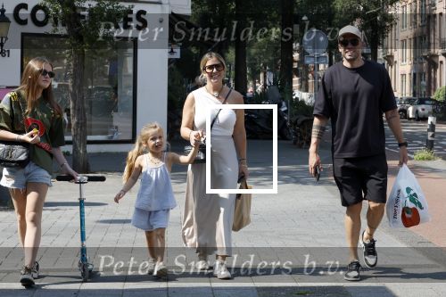 Amsterdam 14 augustus 2025
Johnny Heitinga met zijn vrouw Charlotte en hun dochters  Jezebel en Rixo op straat in Amsterdam zuid.