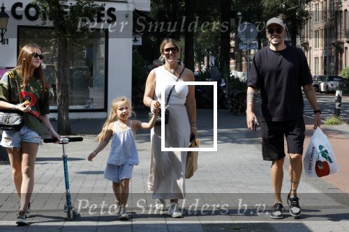 Amsterdam 14 augustus 2025
Johnny Heitinga met zijn vrouw Charlotte en hun dochters  Jezebel en Rixo op straat in Amsterdam zuid.