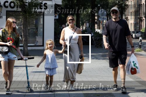 Amsterdam 14 augustus 2025
Johnny Heitinga met zijn vrouw Charlotte en hun dochters  Jezebel en Rixo op straat in Amsterdam zuid.