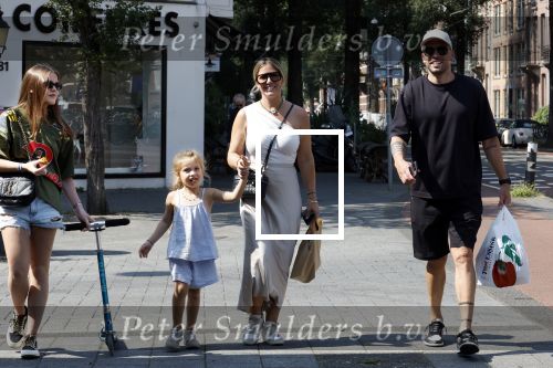 Amsterdam 14 augustus 2025
Johnny Heitinga met zijn vrouw Charlotte en hun dochters  Jezebel en Rixo op straat in Amsterdam zuid.