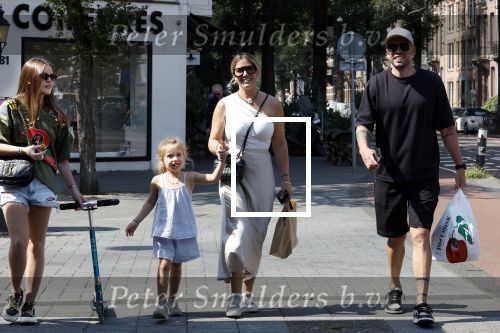 Amsterdam 14 augustus 2025
Johnny Heitinga met zijn vrouw Charlotte en hun dochters  Jezebel en Rixo op straat in Amsterdam zuid.