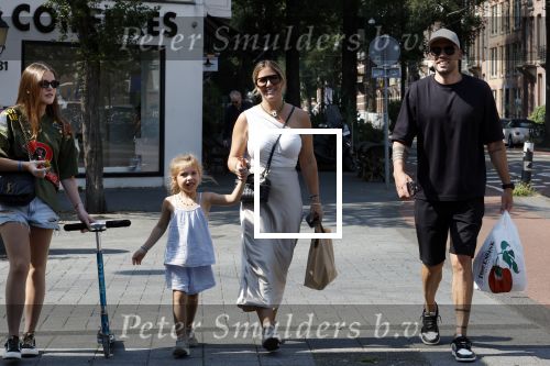 Amsterdam 14 augustus 2025
Johnny Heitinga met zijn vrouw Charlotte en hun dochters  Jezebel en Rixo op straat in Amsterdam zuid.