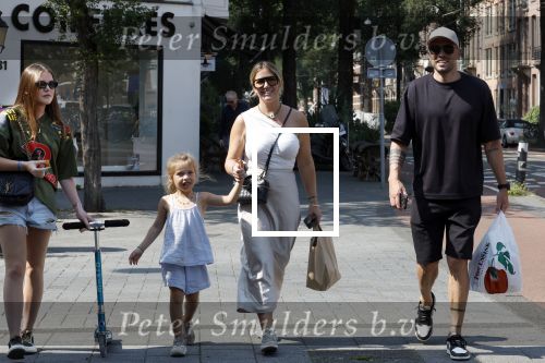 Amsterdam 14 augustus 2025
Johnny Heitinga met zijn vrouw Charlotte en hun dochters  Jezebel en Rixo op straat in Amsterdam zuid.