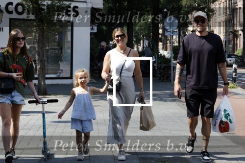 Amsterdam 14 augustus 2025
Johnny Heitinga met zijn vrouw Charlotte en hun dochters  Jezebel en Rixo op straat in Amsterdam zuid.