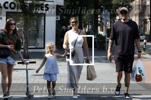 Amsterdam 14 augustus 2025
Johnny Heitinga met zijn vrouw Charlotte en hun dochters  Jezebel en Rixo op straat in Amsterdam zuid.