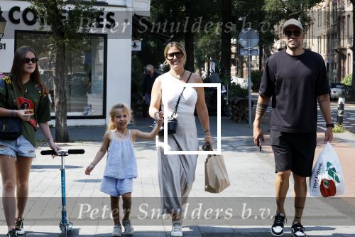 Amsterdam 14 augustus 2025
Johnny Heitinga met zijn vrouw Charlotte en hun dochters  Jezebel en Rixo op straat in Amsterdam zuid.