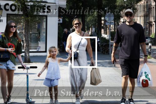 Amsterdam 14 augustus 2025
Johnny Heitinga met zijn vrouw Charlotte en hun dochters  Jezebel en Rixo op straat in Amsterdam zuid.