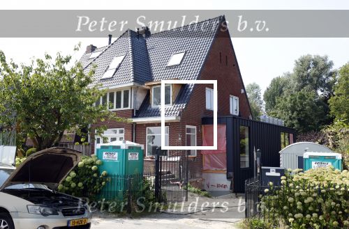 Amstelveen 14 augustus 2025
Johnny Heitinga met zijn vrouw Charlotte hebben een nieuw huis aan de Amstel gekocht . Het wordt momenteel verbouwd.