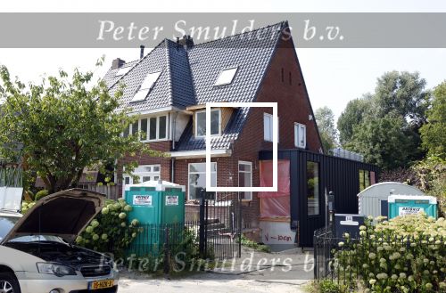 Amstelveen 14 augustus 2025
Johnny Heitinga met zijn vrouw Charlotte hebben een nieuw huis aan de Amstel gekocht . Het wordt momenteel verbouwd.