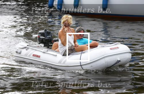 Lemmer, 30 Juli 2014
Joke Bruijs met haar partner Frits Landesbergen in de kom van Lemmer met hun
rubber bootje varende.
Foto Peter Smulders BV