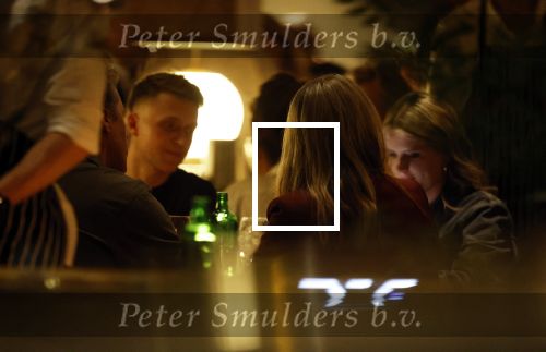 Amsterdam 11 september 2025
Linda de Mol Jeroen Rietbergen Noa Vahle Julian Vahle en zijn vriendin Chelsea Weimar zijn gezellig uitetetn in de nieuwe Hotspot van Amsterdam Restaurant Toet . Ook Ruud Gullit en zijn vriendin Karin de Rooij waren aanwezig .