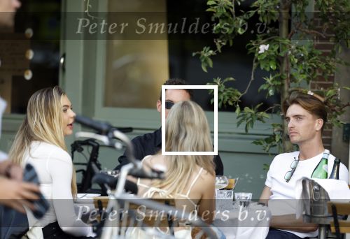Amsterdam 27 junim 2025
Robbert Rodenburg met Jutta Leerdam  en vrienden op terras in het centrum van Amsterdam