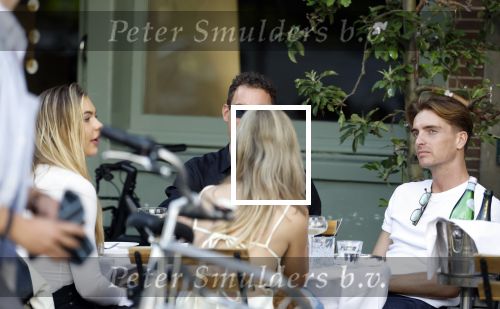 Amsterdam 27 junim 2025
Robbert Rodenburg met Jutta Leerdam  en vrienden op terras in het centrum van Amsterdam